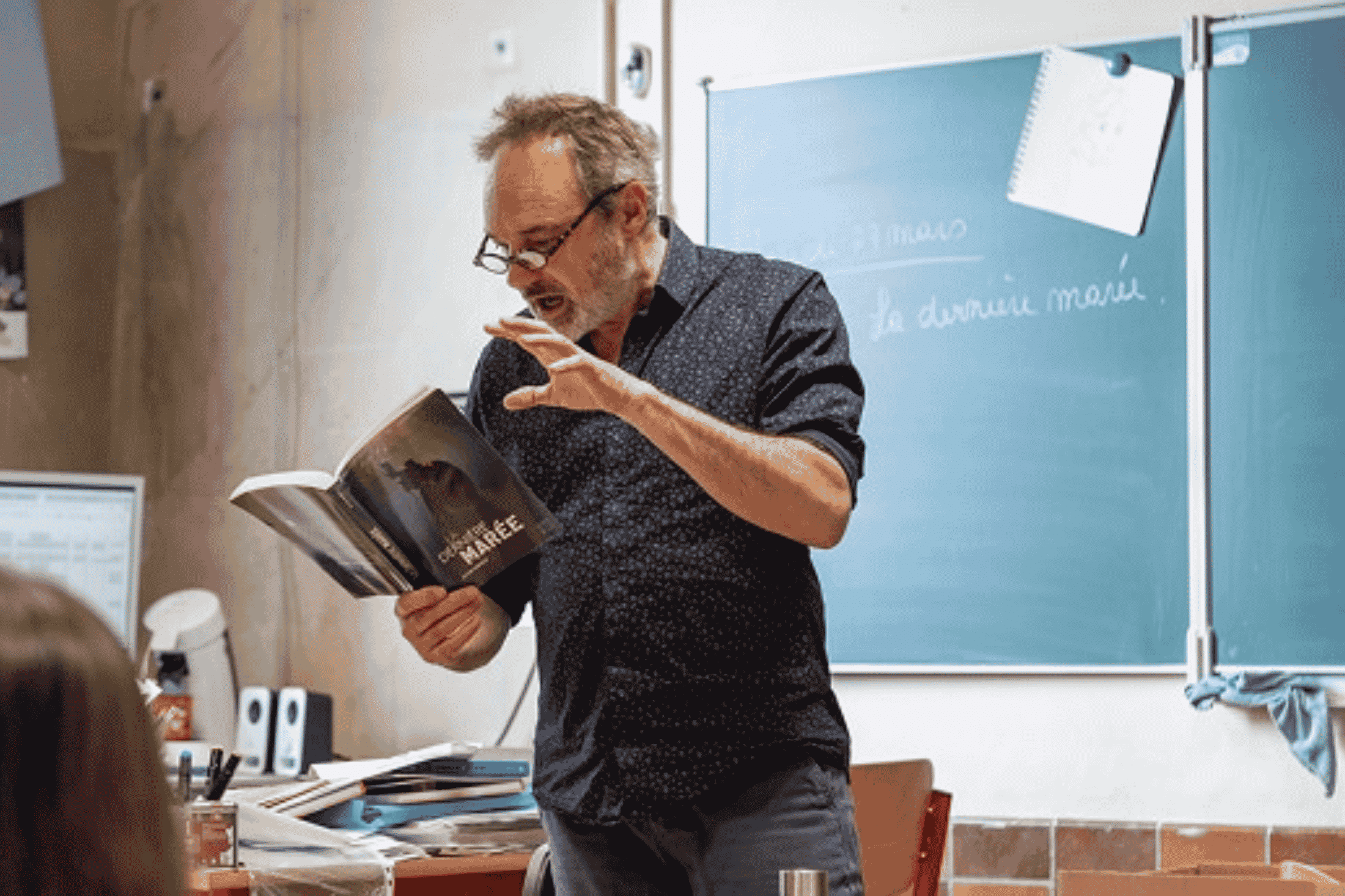 Séance de lecture à voix haute en classe