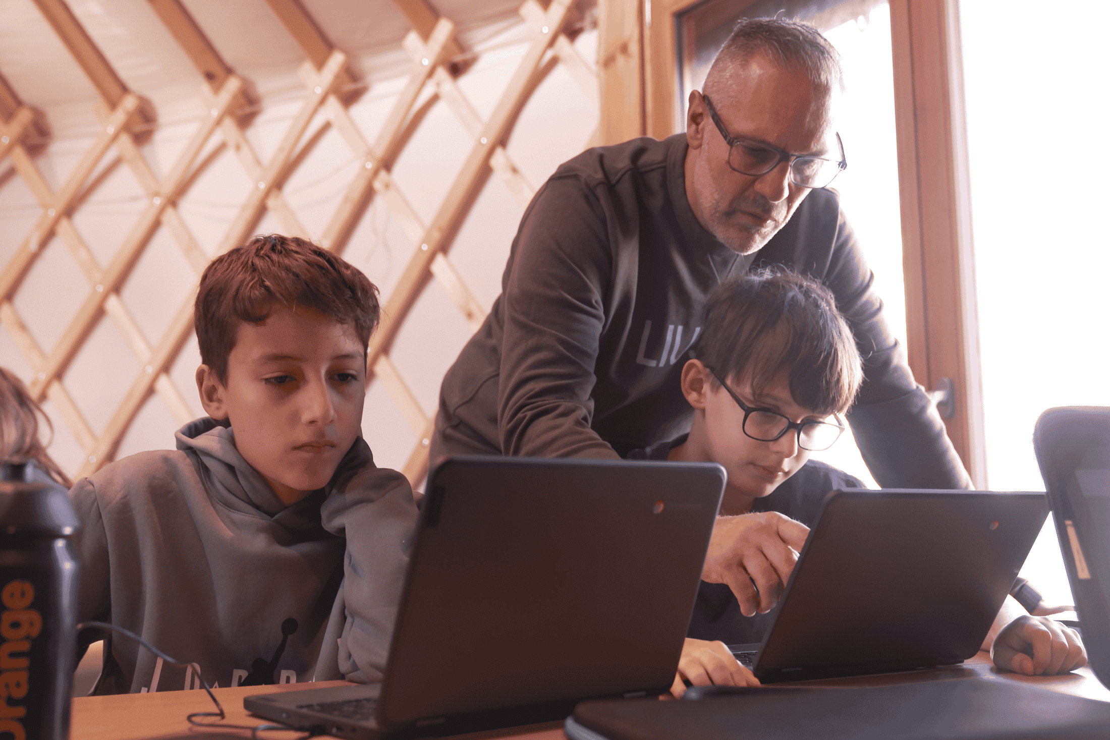 Un enseignant aide ses élèves à utiliser Khan Academy