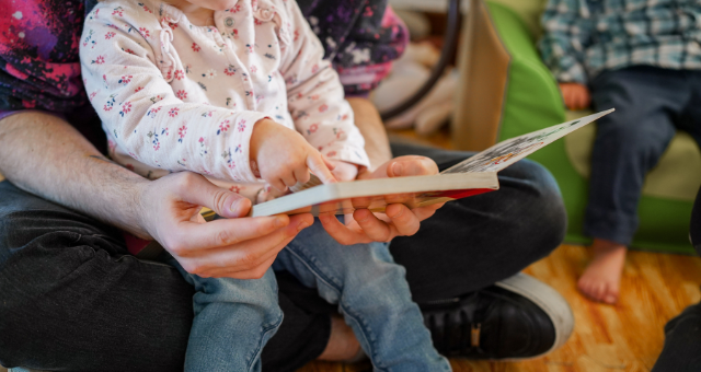 Avec “Lire avec les tout-petits”, les accueillant·es indépendant·es partagent le plaisir de lire aux enfants.